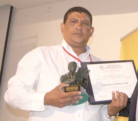 Edgar Fuentes Acosta, reportero gráfico de EL INFORMADOR, muestra con orgullo el premio obtenido.